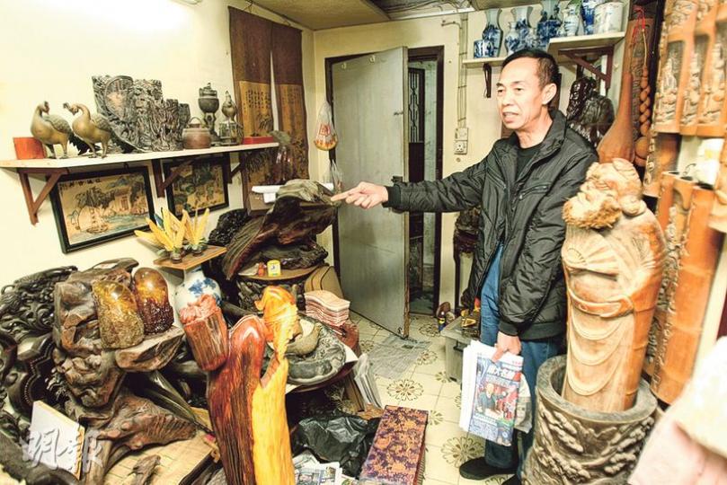 住在天台屋逾20年的梁先生(圖)是木雕愛好者,他昨接受訪問時介紹他的珍藏,更說部分木雕購入時價值數千元。(伍浦鋒攝) 住在天台屋逾20年的梁先生(圖)是木雕愛好者,他昨接受訪問時介紹他的珍藏,更說部分木雕購入時價值數千元。(伍浦鋒攝)