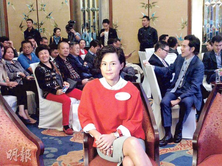 卓能執行副主席趙式芝稱,若政府不減辣,集團不會在港加推樓盤,但由於香港本身條件好,預計本港樓價不會大跌。(劉詠怡攝) 卓能執行副主席趙式芝稱,若政府不減辣,集團不會在港加推樓盤,但由於香港本身條件好,預計本港樓價不會大跌。(劉詠怡攝)