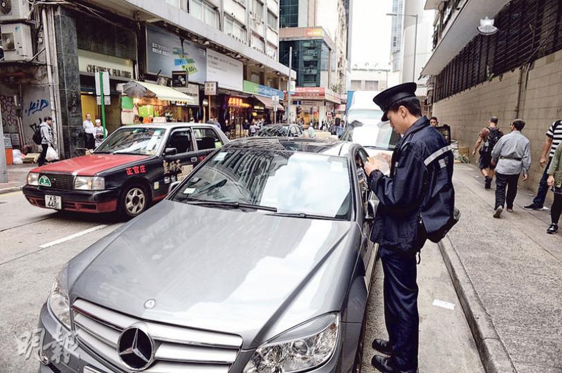 政府建議2017年1月1日起,俗稱「牛肉乾」的違例泊車,以及在限制區上落客貨等導致塞車的罰款調升五成,分別至480元及680元,張炳良表示今年首9月已錄得96萬宗與導致塞車有關的違規個案。(鍾林枝攝) 政府建議2017年1月1日起,俗稱「牛肉乾」的違例泊車,以及在限制區上落客貨等導致塞車的罰款調升五成,分別至480元及680元,張炳良表示今年首9月已錄得96萬宗與導致塞車有關的違規個案。(鍾林枝攝)