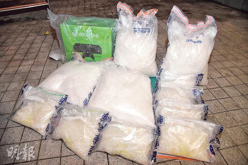 警方在沙田破獲的毒品案中,共檢獲47公斤冰毒,總值約1480萬元;部分毒品被藏在遊戲機紙盒內。(蔡方山攝) 19歲青年涉嫌販運47公斤冰毒被捕,黑布蒙頭反鎖手銬押返警署扣查。(蔡方山攝) 警方在沙田破獲的毒品案中,共檢獲47公斤冰毒,總值約1480萬元;部分毒品被藏在遊戲機紙盒內。(蔡方山攝) 19歲青年涉嫌販運47公斤冰毒被捕,黑布蒙頭反鎖手銬押返警署扣查。(蔡方山攝)