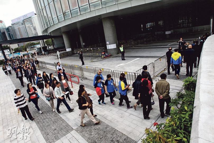 逾500人參與噚日立會大樓火警演習,佢哋喺警鐘響起後約10分鐘內「逃生」到添馬公園,在場嘅消防隊長形容時間「好理想」。(李紹昌攝) 火警演習最終只得10名議員參與。早前喺大會點人數令大會流會嘅公民黨陳家洛(前左三),講笑咁話「走火警」法定人數唔夠,要求點人。(李紹昌攝) 逾500人參與噚日立會大樓火警演習,佢哋喺警鐘響起後約10分鐘內「逃生」到添馬公園,在場嘅消防隊長形容時間「好理想」。(李紹昌攝) 火警演習最終只得10名議員參與。早前喺大會點人數令大會流會嘅公民黨陳家洛(前左三),講笑咁話「走火警」法定人數唔夠,要求點人。(李紹昌攝)