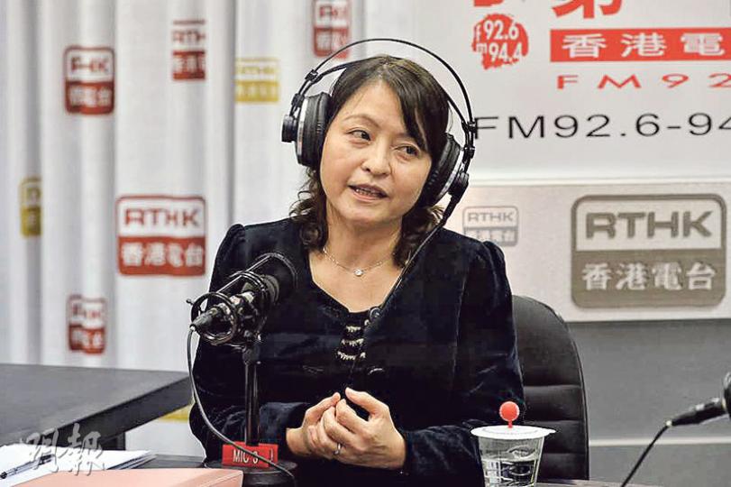 知識產權署署長梁家麗在電台節目為版權條例護航,指修訂可保障版權持有人、用家、網路服務提供者,整體社會有好處,應改稱為「三保」或「四好」條例。 (楊柏賢攝) 知識產權署署長梁家麗在電台節目為版權條例護航,指修訂可保障版權持有人、用家、網路服務提供者,整體社會有好處,應改稱為「三保」或「四好」條例。 (楊柏賢攝)