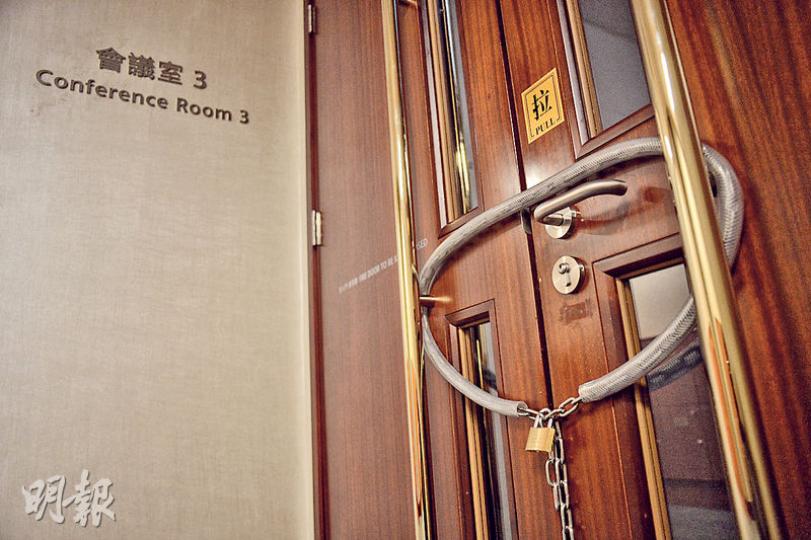 立法會會議室出現疑似糞便後,秘書處安排人員逐間會議室檢查,並加強保安,二樓會議室門外更加裝鐵鏈和鎖頭。(鍾林枝攝)會議結束後,多名立法會職員隨即在梁繼昌曾坐的座位(前)檢查,並把污漬樣本送往化驗室鑑定,暫未有結果。(楊柏賢攝) 立法會會議室出現疑似糞便後,秘書處安排人員逐間會議室檢查,並加強保安,二樓會議室門外更加裝鐵鏈和鎖頭。(鍾林枝攝)會議結束後,多名立法會職員隨即在梁繼昌曾坐的座位(前)檢查,並把污漬樣本送往化驗室鑑定,暫未有結果。(楊柏賢攝)