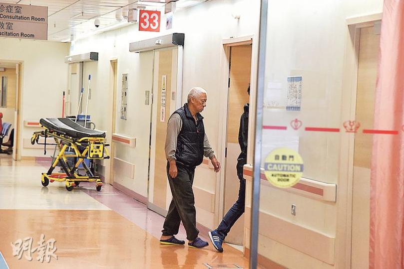 死者的蔣姓丈夫獲悉妻子出事後立即趕赴醫院了解,惜夫婦已陰陽相隔,他認屍時傷心不已。(林智傑攝) 死者的蔣姓丈夫獲悉妻子出事後立即趕赴醫院了解,惜夫婦已陰陽相隔,他認屍時傷心不已。(林智傑攝)
