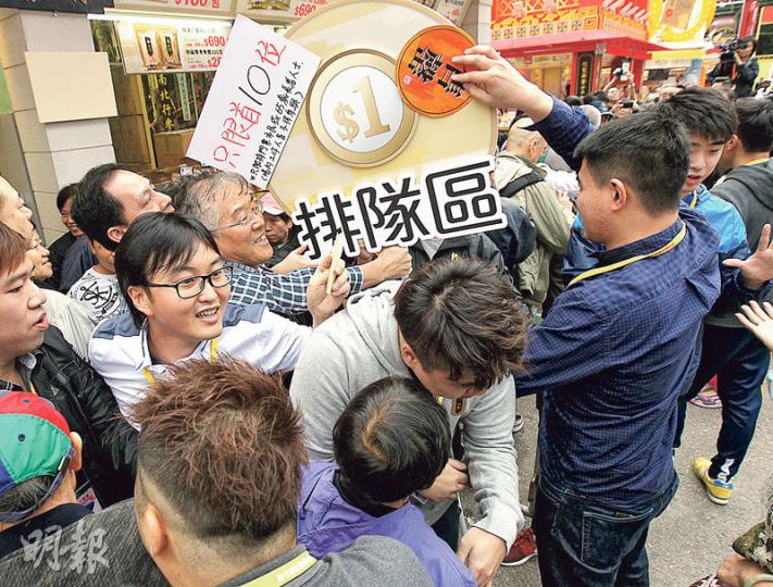 推出10份一元鮑魚套裝的南北行是其中一個「搶攤」點,商戶已於攤位外以鐵馬設排隊區,並設有多個指示,但仍見一片混亂。(李紹昌攝)工展會昨早11時起開放,大批市民一開場即直奔商戶攤位爭奪一元貨品,有工作人員呼籲他們不要跑,但不獲理會。(李紹昌攝) 推出10份一元鮑魚套裝的南北行是其中一個「搶攤」點,商戶已於攤位外以鐵馬設排隊區,並設有多個指示,但仍見一片混亂。(李紹昌攝)工展會昨早11時起開放,大批市民一開場即直奔商戶攤位爭奪一元貨品,有工作人員呼籲他們不要跑,但不獲理會。(李紹昌攝)