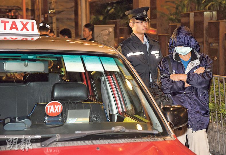 警方連日打擊「黑的」,昨日凌晨再拘捕兩名涉濫收車資的士司機,圖蒙頭者為在北角渣華道被捕一人。(蔡方山攝) 警方連日打擊「黑的」,昨日凌晨再拘捕兩名涉濫收車資的士司機,圖蒙頭者為在北角渣華道被捕一人。(蔡方山攝)