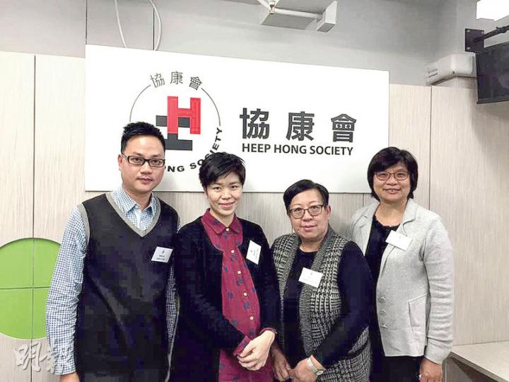 蕭太(左二)的25歲兒子能在同一職位工作逾一年,已是自閉症青年中的異數。協康會調查指出,有近五成自閉症就業個案僅工作3個月或以下,該會中心經理林權(左一)指出,有個案只是獲聘一周,甚至返工一日已「被炒」。(利君雅攝) 蕭太(左二)的25歲兒子能在同一職位工作逾一年,已是自閉症青年中的異數。協康會調查指出,有近五成自閉症就業個案僅工作3個月或以下,該會中心經理林權(左一)指出,有個案只是獲聘一周,甚至返工一日已「被炒」。(利君雅攝)