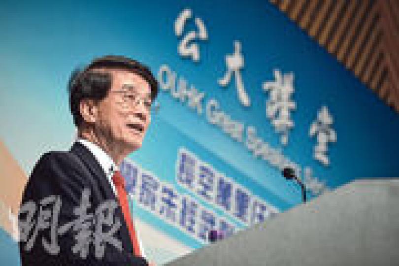 科大前校長朱經武上周到公大為學生講解「高溫超導」概念,整場演說都笑瞇瞇,沒半點架子。(蘇智鑫攝) 科大前校長朱經武上周到公大為學生講解「高溫超導」概念,整場演說都笑瞇瞇,沒半點架子。(蘇智鑫攝)