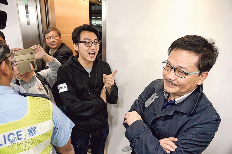 香港動漫聯會會長黃玉郎(右一)昨在記者會取消後離場,等候電梯期間,綽號「四眼哥哥」的本土派鄭錦滿(右二)及網民上前對質,二人一度辯論版權及二次創作問題。(鍾林枝攝) 香港動漫聯會會長黃玉郎(右一)昨在記者會取消後離場,等候電梯期間,綽號「四眼哥哥」的本土派鄭錦滿(右二)及網民上前對質,二人一度辯論版權及二次創作問題。(鍾林枝攝)