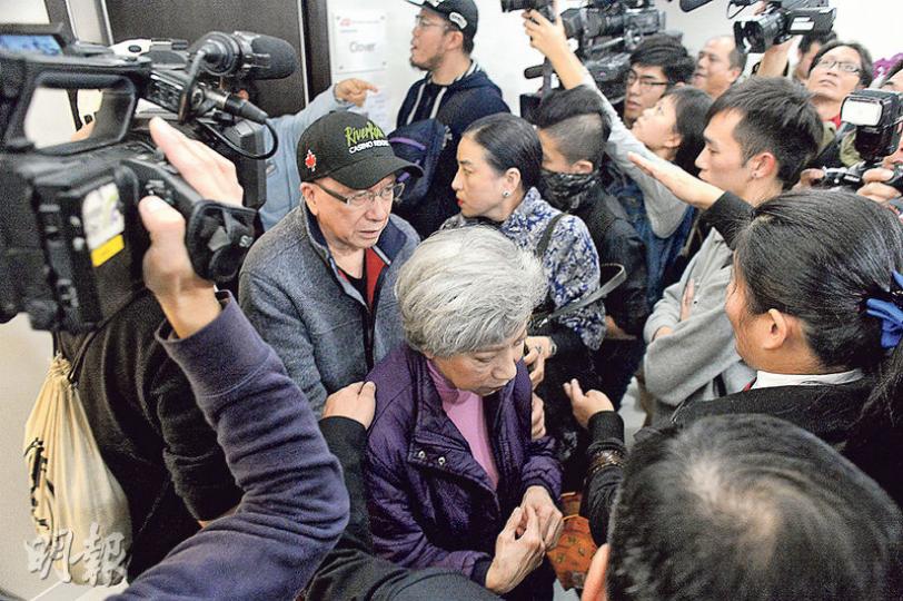 一直逗留在會議室的藝人嘉賓羅蘭(前)和Joe Junior(後),在記者會宣布取消後一同離場。(鍾林枝攝)香港版權大聯盟發言人林旭華(圖)斥自稱《熱血時報》的記者和其成員企圖衝擊會場,令保安員受傷,感到遺憾。他又稱大聯盟的言論自由受到滋擾。(鍾林枝攝) 一直逗留在會議室的藝人嘉賓羅蘭(前)和Joe Junior(後),在記者會宣布取消後一同離場。(鍾林枝攝)香港版權大聯盟發言人林旭華(圖)斥自稱《熱血時報》的記者和其成員企圖衝擊會場,令保安員受傷,感到遺憾。他又稱大聯盟的言論自由受到滋擾。(鍾林枝攝)