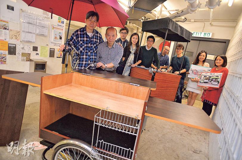 多個民間團體昨日就美食車營運方案提出多項建議,香港藝術及設計聯會的設計師陳嘉興(左一)將一部二手單車改裝成為圖中的美食車,並以數塊被棄置的木板製作可伸縮及摺疊的木枱,冀政府未來可納入更具本土特色的美食車。(蘇智鑫攝) 多個民間團體昨日就美食車營運方案提出多項建議,香港藝術及設計聯會的設計師陳嘉興(左一)將一部二手單車改裝成為圖中的美食車,並以數塊被棄置的木板製作可伸縮及摺疊的木枱,冀政府未來可納入更具本土特色的美食車。(蘇智鑫攝)