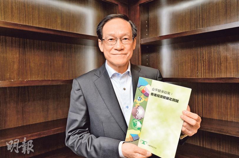 曾任消委會主席及行政局成員的陳坤耀,1990年代已爭取訂立競爭法,今日終見收成,回顧1996年在消委會提出的建議,他自我批評太保守,若重新再寫,會建議同步規管併購。(楊柏賢攝) 曾任消委會主席及行政局成員的陳坤耀,1990年代已爭取訂立競爭法,今日終見收成,回顧1996年在消委會提出的建議,他自我批評太保守,若重新再寫,會建議同步規管併購。(楊柏賢攝)