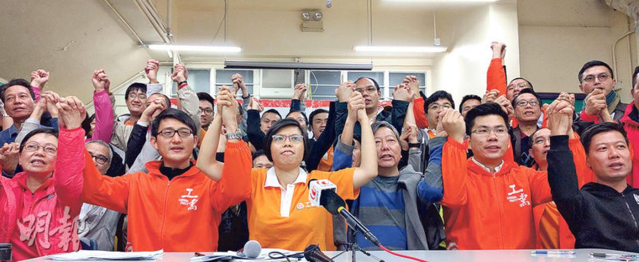 工黨昨日推選新主席及執委成員，現年35歲的創黨黨員胡穗珊（前排左三）獲得逾六成支持，成為新任主席。左起為工黨新任副秘書長何秀蘭、副主席趙仕信、主席胡穗珊、副主席李卓人、副主席郭永健，及秘書長譚駿賢。（梁智康攝）