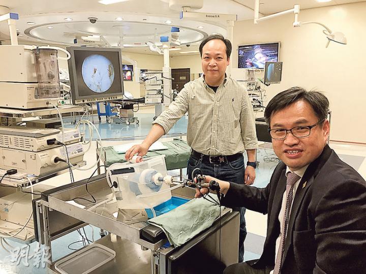 東區醫院醫療視聽製作組行政助理鄭啟志(左)以水喉管放豬肉當前列腺組織,供醫生練習手術。圖右為東區醫院微創外科訓練中心主管鄧宗毅。(邱雅錡攝) 東區醫院醫療視聽製作組行政助理鄭啟志(左)以水喉管放豬肉當前列腺組織,供醫生練習手術。圖右為東區醫院微創外科訓練中心主管鄧宗毅。(邱雅錡攝)