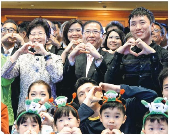 長和旗下屈臣氏集團昨舉行175周年慶祝酒會,集團董事總經理黎啟明(中)及政務司長林鄭月娥(左)均有出席慶典。(劉焌陶攝) 長和旗下屈臣氏集團昨舉行175周年慶祝酒會,集團董事總經理黎啟明(中)及政務司長林鄭月娥(左)均有出席慶典。(劉焌陶攝)