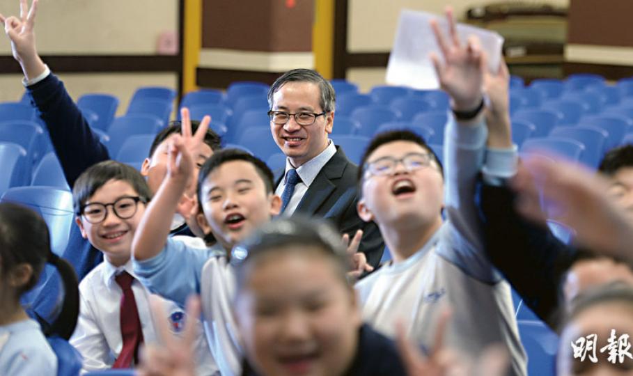 五邑鄒振猷學校過往有收生壓力,校長沈耀光(後)顧忌家長看法,未敢大減學生學習負擔,但近年屯門生源充足,他終可放膽改革,下午不上課,改辦趣味學習活動,圖中的學生剛欣賞完說故事比賽優勝者的演出,心情愉快。(劉焌陶攝)五邑鄒振猷學校讓學生在趣味實驗中學習科學,圖中女生所持的膠樽樽口開了個小洞,她把裝滿水的樽上下倒轉,但水的張力阻擋空氣進入,令水樽內外的大氣壓力平衡,故即使樽口有洞,水也不會流出。(劉焌陶攝)楊先生(後)逢周末都帶子女去公園玩,長子(左)現讀小一,課外活動只有視藝和籃球班,都是他喜愛和非 五邑鄒振猷學校過往有收生壓力,校長沈耀光(後)顧忌家長看法,未敢大減學生學習負擔,但近年屯門生源充足,他終可放膽改革,下午不上課,改辦趣味學習活動,圖中的學生剛欣賞完說故事比賽優勝者的演出,心情愉快。(劉焌陶攝)五邑鄒振猷學校讓學生在趣味實驗中學習科學,圖中女生所持的膠樽樽口開了個小洞,她把裝滿水的樽上下倒轉,但水的張力阻擋空氣進入,令水樽內外的大氣壓力平衡,故即使樽口有洞,水也不會流出。(劉焌陶攝)楊先生(後)逢周末都帶子女去公園玩,長子(左)現讀小一,課外活動只有視藝和籃球班,都是他喜愛和非