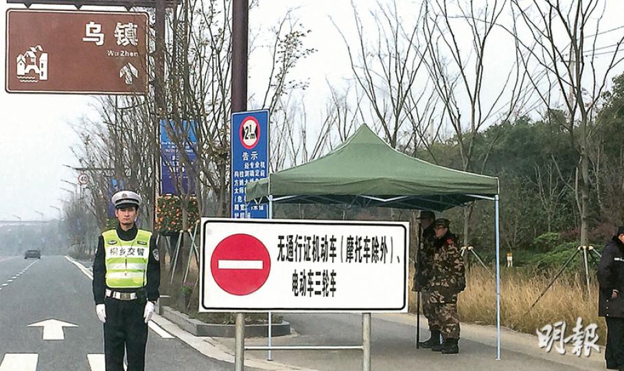 通往烏鎮的各個路口，均設卡檢查往來車輛。（楊立贇攝）傍晚的水鄉烏鎮，美麗迷人。（楊立贇攝）