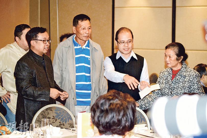 甘健成遺孀梁瑞群（右一）、長子甘崇軒（左一）及次子甘崇轅（右二），昨在金鐘宴請5圍家人朋友，提早「做冬」。甘崇軒被問到鏞記清盤令的7日延長限期將至一事時，否認因為價錢問題而仍未能與二弟一方達成協議。（黃志東攝）