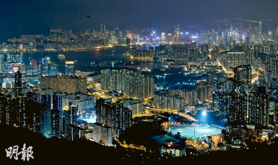 受國際燃油價格過去一年持續處於低水平影響，中電及港燈昨宣布明年電費將分別減0.9%及1.1%，是自2008年以來首次減電費。七成港燈及中電的住宅用戶，未來每月電費將最高可慳7.5元及4.4元。但學者及環保團體均質疑兩電減得不夠多。（鄧宗弘攝）