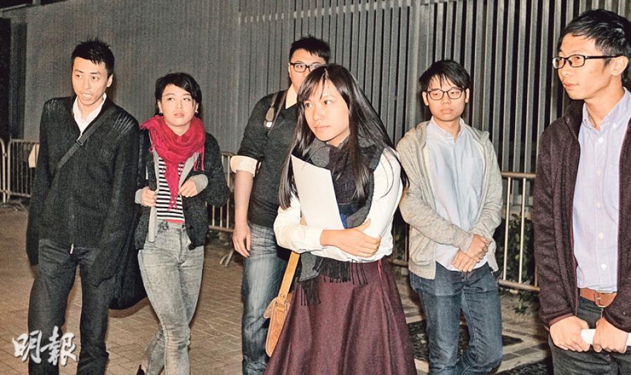 青年新政游蕙禎（前中）和東九龍社區關注組陳澤滔（後排左一）等傘後組織的代表，昨午與商務及經濟發展局長蘇錦樑閉門會面，討論《2014年版權（修訂）條例草案》。游蕙禎會後見記者時表示，政府現階段不會撤回條例草案或接受民主派提出的修正案。（林俊源攝）立法會示威區昨已架起數層鐵馬，用以分隔開今日支持及反對版權條例草案的集會者；在立法會大樓的玻璃幕牆前，則架起鐵欄防止有人衝擊。另外，立法會廣場廁所外3個回收桶仍在，但廣場有蓋範圍未有再見垃圾桶。（林俊源攝）