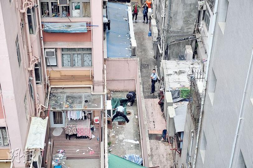 西營盤永利大廈昨發生中大男生墮樓命案，男生跌落大廈1樓平台重傷不治，警員用帳篷遮掩事主屍體調查。（賴俊傑攝）案發後，墮樓死者家人到場認屍，其間傷心掩面痛哭，需由警員攙扶離去。（賴俊傑攝）