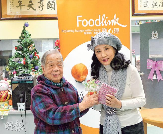 汪明荃大派禮物給婆婆預祝聖誕節。（微博圖片）