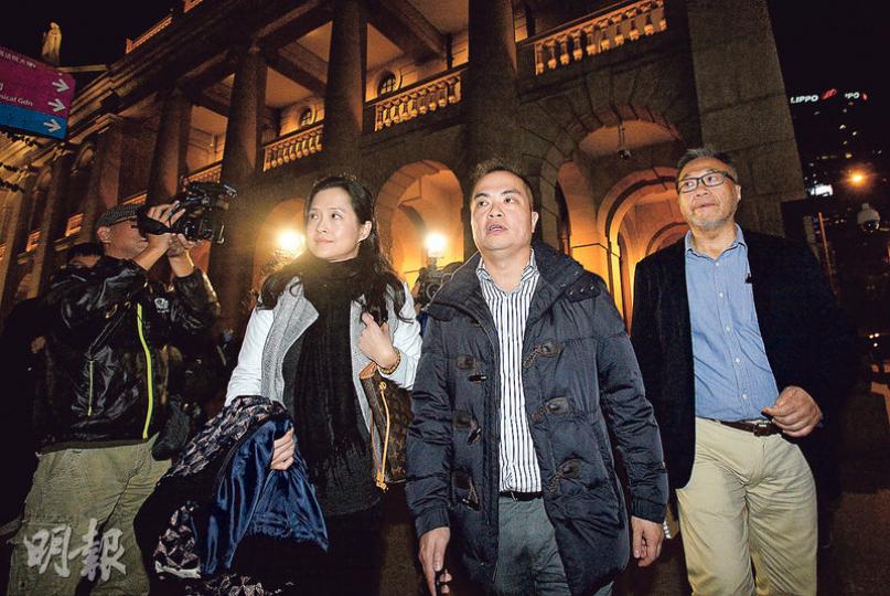 二弟甘琨禮一方昨在最後關頭向終審法院申請暫緩執行清盤令被拒,甘琨禮的女兒甘蕎因(左二)與兒子甘連宏(右二)也有到庭旁聽,兩人得悉申請被拒後沒有太大反應,甘蕎因稱以沉重心情接受清盤。(楊柏賢攝) 二弟甘琨禮一方昨在最後關頭向終審法院申請暫緩執行清盤令被拒,甘琨禮的女兒甘蕎因(左二)與兒子甘連宏(右二)也有到庭旁聽,兩人得悉申請被拒後沒有太大反應,甘蕎因稱以沉重心情接受清盤。(楊柏賢攝)