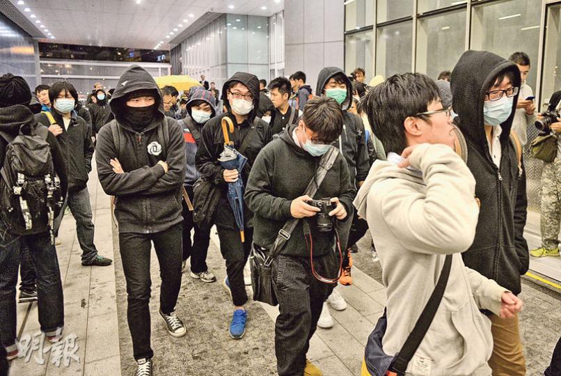 網民團體「鍵盤戰線」昨下午起在立法會示威區舉行集會,要求政府接受民主派就版權條例草案提出的3項修正案。整個集會秩序大致和平,入夜後陸續有不少戴口罩的黑衣青年現身。(鍾林枝攝)民主黨主席劉慧卿(紅衣、後)和黃碧雲(紅衣、前)昨晚原本打算向集會市民講解民主黨立場,但劉一現身,在場人士已不斷發出噓聲和高呼「民主黨拉布」等。劉慧卿離開時被近百名示威者包圍指罵,她與黃碧雲在近20名保安護送下離開。(鍾林枝攝) 網民團體「鍵盤戰線」昨下午起在立法會示威區舉行集會,要求政府接受民主派就版權條例草案提出的3項修正案。整個集會秩序大致和平,入夜後陸續有不少戴口罩的黑衣青年現身。(鍾林枝攝)民主黨主席劉慧卿(紅衣、後)和黃碧雲(紅衣、前)昨晚原本打算向集會市民講解民主黨立場,但劉一現身,在場人士已不斷發出噓聲和高呼「民主黨拉布」等。劉慧卿離開時被近百名示威者包圍指罵,她與黃碧雲在近20名保安護送下離開。(鍾林枝攝)