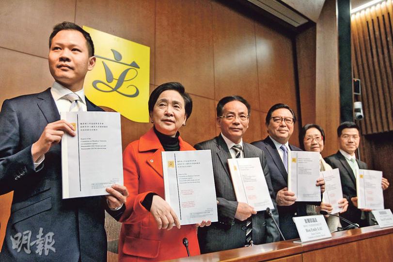 立法會議員個人利益監察委員會昨日提交調查梁國雄、李卓人收捐款而沒申報的投訴,兩項投訴都不成立,惟建制委員及泛民議員召開記者會交代調查報告時針鋒相對。圖左起為郭榮鏗、劉慧卿、葉國謙、林健鋒、陳婉嫻及范國威。(林俊源攝) 立法會議員個人利益監察委員會昨日提交調查梁國雄、李卓人收捐款而沒申報的投訴,兩項投訴都不成立,惟建制委員及泛民議員召開記者會交代調查報告時針鋒相對。圖左起為郭榮鏗、劉慧卿、葉國謙、林健鋒、陳婉嫻及范國威。(林俊源攝)