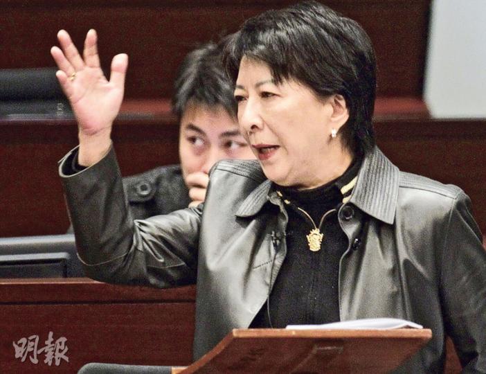 立法會不停響鐘點算人數,令會議暫停,蔣麗芸話唔想黐線,想走出會議廳。(郭慶輝攝) 立法會不停響鐘點算人數,令會議暫停,蔣麗芸話唔想黐線,想走出會議廳。(郭慶輝攝)