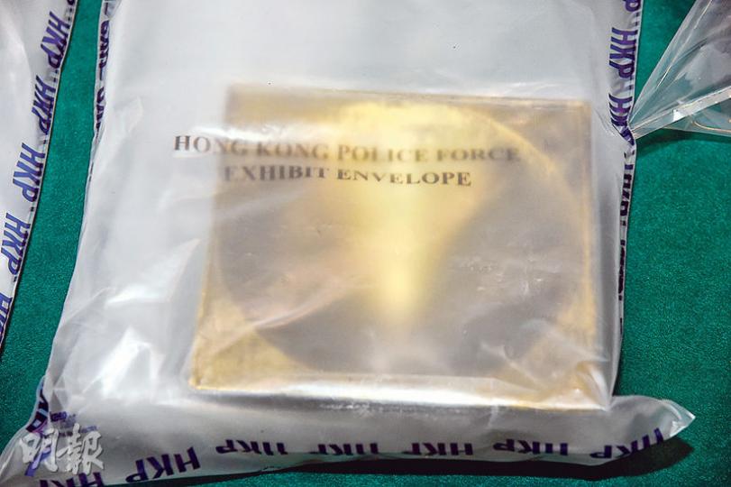 警方前晚破獲一宗販毒案,探員發現有不法之徒把冰毒粉末壓製成兩個生果盤,在表面塗上金色油漆,以圖避過機場檢查。(蔡方山攝)被捕男子當時把以冰毒壓製的生果盤放在兩個印有生果盤成品圖片的紙盒,並分開置於行李篋及膠袋,企圖掩人耳目。(蔡方山攝) 警方前晚破獲一宗販毒案,探員發現有不法之徒把冰毒粉末壓製成兩個生果盤,在表面塗上金色油漆,以圖避過機場檢查。(蔡方山攝)被捕男子當時把以冰毒壓製的生果盤放在兩個印有生果盤成品圖片的紙盒,並分開置於行李篋及膠袋,企圖掩人耳目。(蔡方山攝)