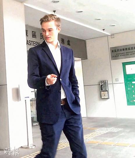 報稱商人的德國男子Niklas Carrel Segner聲稱受酒精影響,偷走涉案價值70萬元的攝錄器材,事後感到後悔,昨被罰款2000元。(章淑廉攝) 報稱商人的德國男子Niklas Carrel Segner聲稱受酒精影響,偷走涉案價值70萬元的攝錄器材,事後感到後悔,昨被罰款2000元。(章淑廉攝)