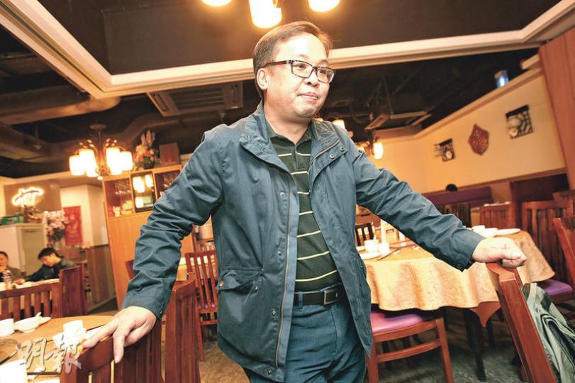 甘健成的長子甘崇軒(圖)昨於「甘飯館」接受訪問時,否認想反收購鏞記,並稱有財團曾分別與他們和甘琨禮一方接洽,想收購全部鏞記的股份。他又解釋,「企硬」除因價錢談不攏,亦因父親生前曾遭甘琨禮欺壓。(李紹昌攝) 甘健成的長子甘崇軒(圖)昨於「甘飯館」接受訪問時,否認想反收購鏞記,並稱有財團曾分別與他們和甘琨禮一方接洽,想收購全部鏞記的股份。他又解釋,「企硬」除因價錢談不攏,亦因父親生前曾遭甘琨禮欺壓。(李紹昌攝)