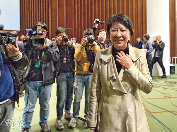 民建聯蔣麗芸前日有關精神病的言論,引發逾10個團體批評及要求道歉,她昨午回應事件稱對受冒犯的人「深感抱歉」,但未有回應會否收回言論等,便轉身離去(圖)。(鄧宗弘攝) 民建聯蔣麗芸前日有關精神病的言論,引發逾10個團體批評及要求道歉,她昨午回應事件稱對受冒犯的人「深感抱歉」,但未有回應會否收回言論等,便轉身離去(圖)。(鄧宗弘攝)