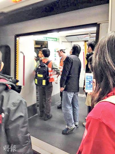男子打開港鐵列車的緊急出口,擅闖路軌,港鐵職員事後在涉事車廂內調查。(網民Nison Lau攝) 男子打開港鐵列車的緊急出口,擅闖路軌,港鐵職員事後在涉事車廂內調查。(網民Nison Lau攝)