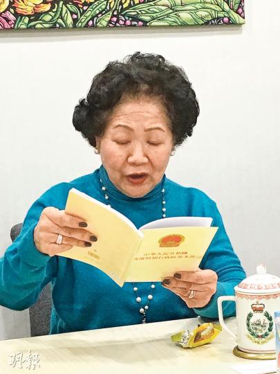 香港2020召集人陳方安生噚日同傳媒茶敘,講起高鐵一地兩檢問題時,佢強調唔可以為經濟利益而踐踏一國兩制,仲即場朗讀《基本法》條文,話若為咗一地兩檢,以附件三方式引入內地法律,後果不堪設想。(楊康琪攝) 香港2020召集人陳方安生噚日同傳媒茶敘,講起高鐵一地兩檢問題時,佢強調唔可以為經濟利益而踐踏一國兩制,仲即場朗讀《基本法》條文,話若為咗一地兩檢,以附件三方式引入內地法律,後果不堪設想。(楊康琪攝)