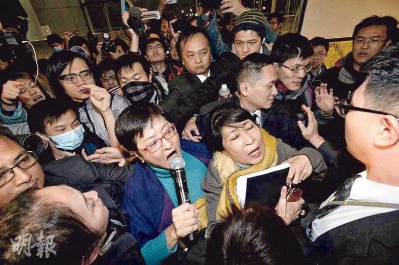 民主黨黃碧雲(持咪者)被示威者包圍指罵,身旁毛孟靜混亂間幾乎暈倒,要保安護送離開。(馮凱鍵攝) 民主黨黃碧雲(持咪者)被示威者包圍指罵,身旁毛孟靜混亂間幾乎暈倒,要保安護送離開。(馮凱鍵攝)