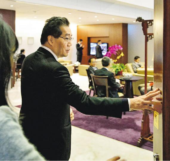 立法會昨審議版權條例修訂,泛民多次要求點人數,商務及經濟發展局長蘇錦樑(左)多次親自「尋人」,走入會議廳前廳,勸喻議員返回開會。(鄧宗弘攝) 立法會昨審議版權條例修訂,泛民多次要求點人數,商務及經濟發展局長蘇錦樑(左)多次親自「尋人」,走入會議廳前廳,勸喻議員返回開會。(鄧宗弘攝)