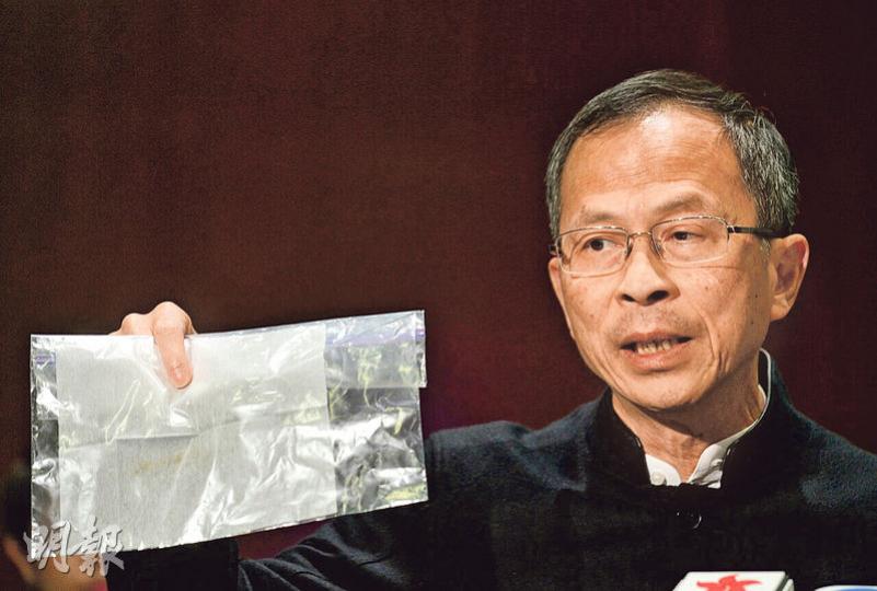立法會主席曾鈺成表示,兩個化驗所及政府化驗所的報告均指有關樣本是排泄物的可能很低,職員在同一會議廳用白紙抹其他枱,亦抹到啡色物料。(鄧宗弘攝) 立法會主席曾鈺成表示,兩個化驗所及政府化驗所的報告均指有關樣本是排泄物的可能很低,職員在同一會議廳用白紙抹其他枱,亦抹到啡色物料。(鄧宗弘攝)