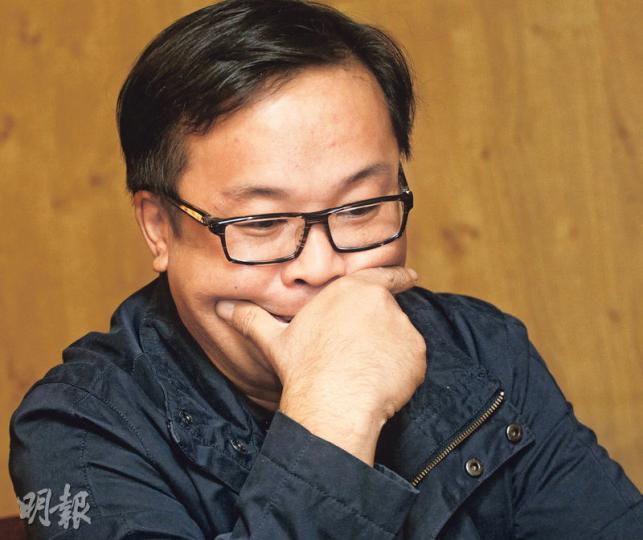 大哥甘健成的長子甘崇軒對鏞記母公司清盤感到惋惜,表示現時仍可繼續談判,但又說「唔會讓步」,「無理由要倒蝕、要賤賣」,強調「唔可以求其」。(李紹昌攝)二弟甘琨禮長女甘蕎因表示,她一直本着「清者自清」及「家醜嘅嘢無謂互數」而不作辯解,當提及對鏞記清盤時熱淚盈眶。(蘇智鑫攝)有72年歷史的鏞記酒家,其母公司已被頒令清盤,鏞記酒家前景不明。鏞記昨日如常運作,有食客則在店前留影。(李紹昌攝) 大哥甘健成的長子甘崇軒對鏞記母公司清盤感到惋惜,表示現時仍可繼續談判,但又說「唔會讓步」,「無理由要倒蝕、要賤賣」,強調「唔可以求其」。(李紹昌攝)二弟甘琨禮長女甘蕎因表示,她一直本着「清者自清」及「家醜嘅嘢無謂互數」而不作辯解,當提及對鏞記清盤時熱淚盈眶。(蘇智鑫攝)有72年歷史的鏞記酒家,其母公司已被頒令清盤,鏞記酒家前景不明。鏞記昨日如常運作,有食客則在店前留影。(李紹昌攝)