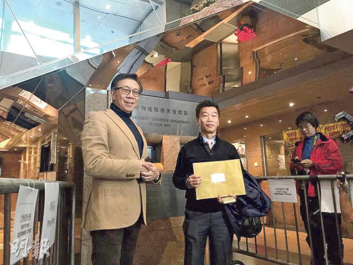 億京發展及策劃項目策劃經理黎裕宗 (右) 表示，元朗商貿地皮具發展潛質。（張美婷攝）
