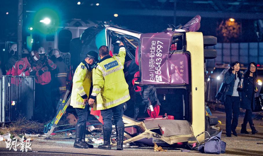 元朗錦上路昨發生4死14傷嚴重車禍，事件中遭中型貨車攔腰撞至翻側的專線小巴嚴重損毁變形。警員事後封鎖現場調查，現場馬路滿佈雜物。（蘇智鑫攝）錦上路發生嚴重車禍後，大批救護人員趕至封鎖現場救援。（樊銳昌攝）一輛貨車懷疑衝紅燈，攔腰撞向載滿乘客的專線小巴，肇事貨車司機涉「危險駕駛導致他人死亡」被捕，帶返警署扣查。（蘇智鑫攝）
