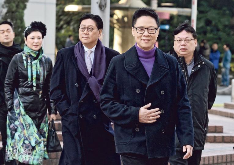 陳志雲（右二）昨早由好友陪同到庭，包括前商務及經濟發展局長馬時亨（左二）及牧師林以諾（右一），陳出庭時一直臉帶笑容，未有回應記者問題。（鍾林枝攝）