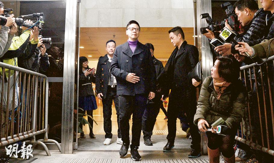 原審法官潘兆童判刑時表示，本案有別一般案件，兩被告非不誠實、刻意隱瞞收益，認為不應對陳志雲判處任何限制自由的刑罰，故判陳罰款8.4萬元。陳隨後離開法庭（中），沒回應記者有關是否滿意判刑及會否上訴的問題。（鍾林枝攝）