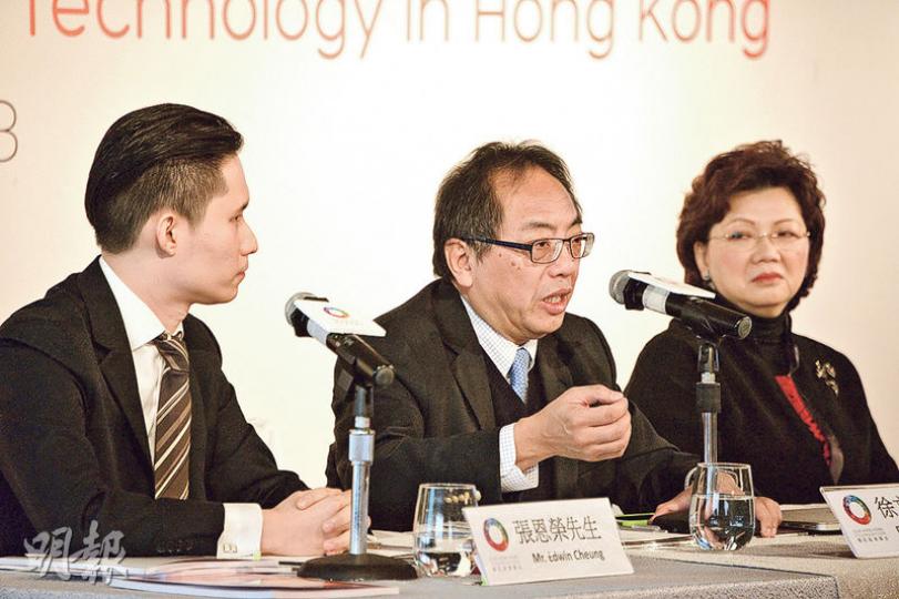團結香港基金顧問徐立之（中）認為，教資會現時的撥款機制偏重院校的學術成就及論文數目等，不利大學發展應用科技研究。（黃志東攝）