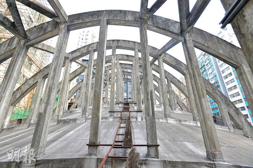 根據資料，皇都戲院當年由建築師劉新科及1950年的香港測量師學會主席George.W. Grey設計，其拋物線形飛拱在當年可說是全港甚至亞洲獨有，並帶有蘇聯建構主義色彩。（楊柏賢攝）「活現香港」成員祁凱達表示，根據土地註冊處資料，皇都戲院兩座大廈共221個住宅單位，已有近130個單位易手，擔心戲院等不及古諮會評級已被清拆重建。（楊柏賢攝）皇都戲院設有自動電梯上落，於當年屬非常先進的設施。現時戲院外牆上仍有當年以紙皮石鋪砌的告示，但部分字樣已脫落。（楊柏賢攝）