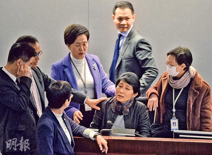 公民黨毛孟靜（中）前晚因保護民主黨黃碧雲（前左二）離開示威區，搞到扭傷條腰，而噚日立法會開財委會，一眾泛民議員都上前慰問。（蘇智鑫攝）
