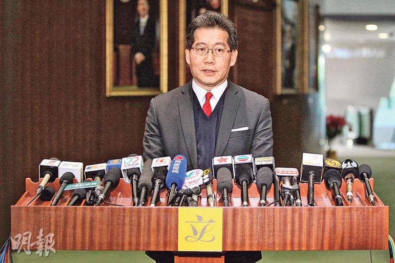 商務及經濟發展局長蘇錦樑昨日強調不會撤回草案，呼籲議員盡快通過條例，對於兩日半會議中多次響起點算人數鐘聲但未有流會，蘇錦樑特別感謝建制派議員。（林俊源攝）立法會昨審議版權條例，仍是辯論中止待續議案，人民力量陳志全除提出點人數外，發言時又手持有關版權條例內容的製圖，表明反對草案。（林俊源攝）