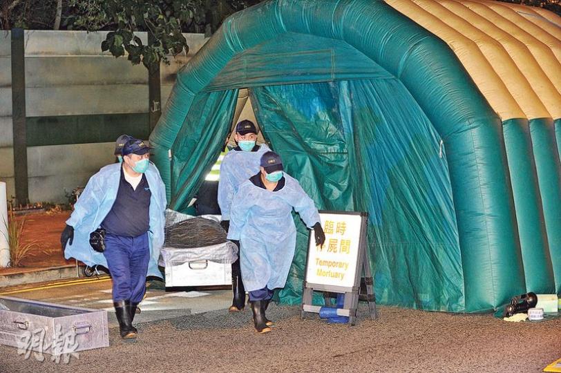 當局設置臨時停屍間，直至昨晚深夜死者遺體由仵工舁走。（樊銳昌攝）