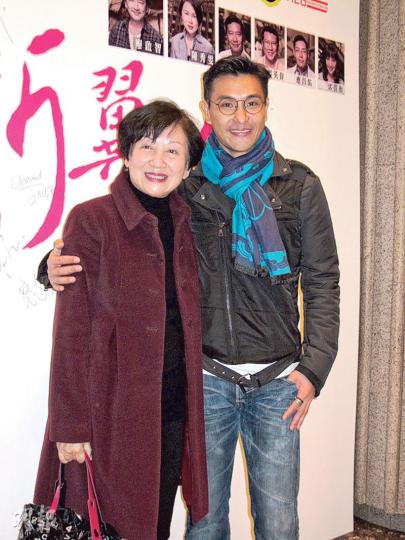 陳展鵬前晚往欣賞舞台劇《折翼天使》首演，重遇鮑起靜，興奮得大叫媽媽。（攝影：鍾一虹）